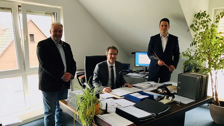 Zeichnung des Kommunalvertrages für zwölf Liegenschaften. Von links: Stefan Teutscher (DG Sales Manager Kommunal), Adrian Roskoni (Bürgermeister), Lennart Götte (DG Sales Manager FTTH).