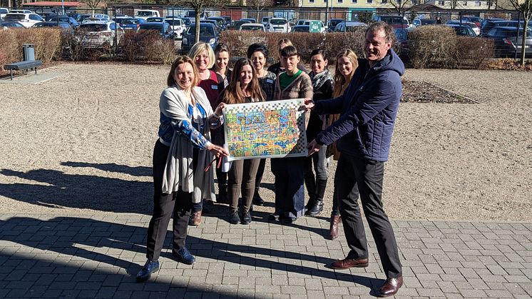 Dr. Michael Krüger überreicht den Mitarbeiterinnen der Kreisvolkshochschule Barnim zum Abschluss der erneuten Qualitätstestierung für die kommenden 4 Jahre einen Kunstdruck. ﻿﻿Foto: KVHS