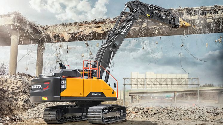 Rak bom omvandlar 38-tonnaren Volvo EC380E till en kompetent rivningsmaskin