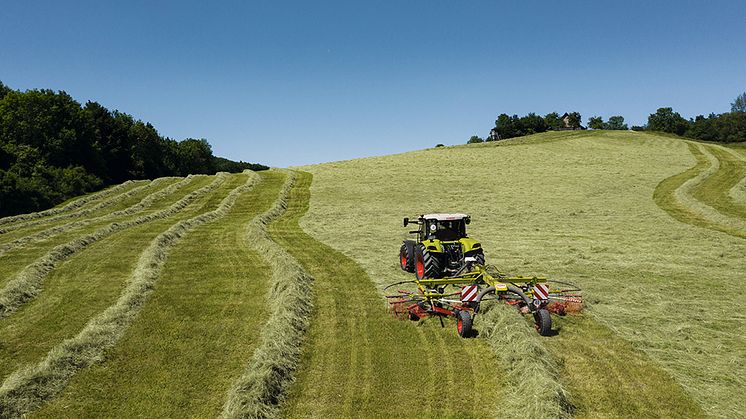 CLAAS unveils next-generation dual rotor swathers with central swathing