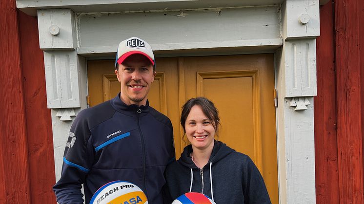 Mattias och Astrid Malmrot har fått stöd av kommunen för sitt invånarinitiativ att arrangera beachvolley-skola i Tjälvesta.