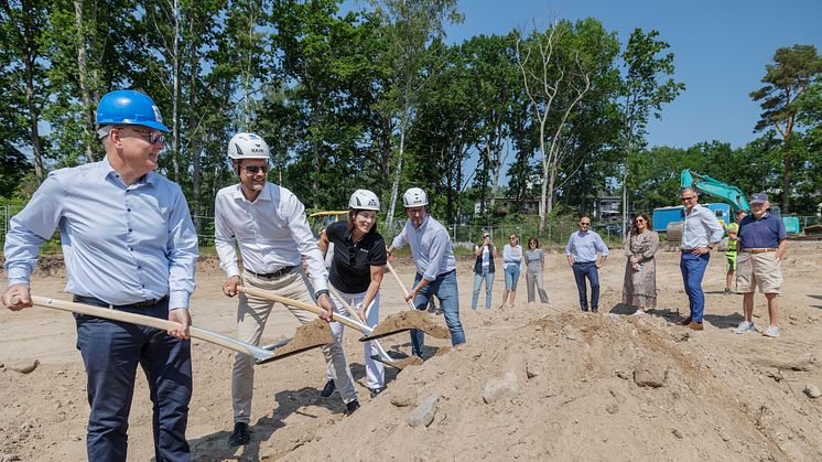 Johan Persson, kommunstyrelsens ordförande, Joakim Henriksson, VD OBOS Sverige, Paula Eskilsson, projektledare OBOS och Anders Carlsson, VD Svensk Entreprenad AB. 