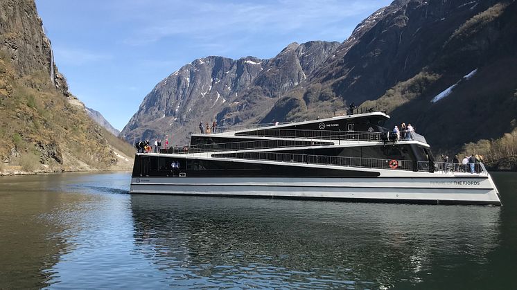 Her setter verdas fyrste heilektriske fartøy avgårde - gjennom ein av verdas vakraste og skjøraste fjordar. Foto: Malene Romestrand / Flåm AS