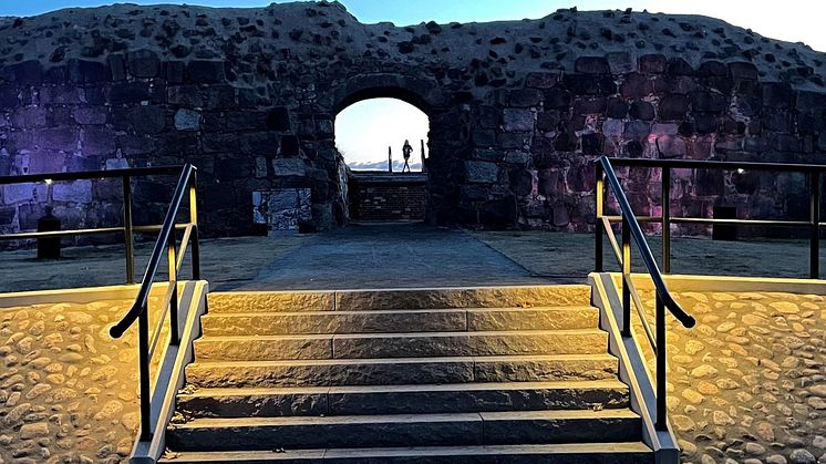 Slottsholmen, Västervik. Vägen upp till slottsruinen är upplyst av 40 st HLS Snap som är integrerade i handledaren.