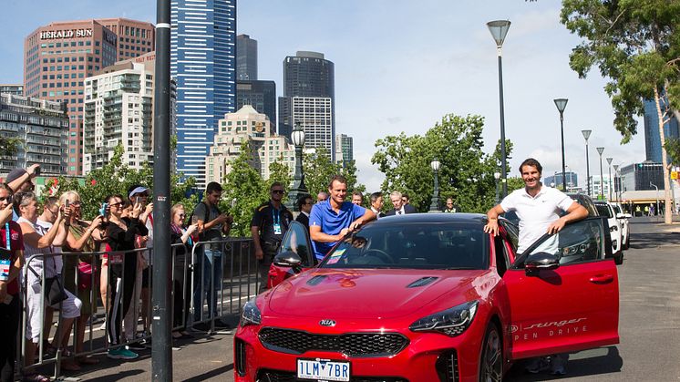 Rafael Nadal och Lleyton Hewitt överlämnar officiella Kia-bilar i Australian Open