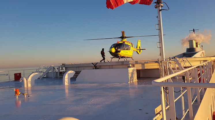 Redningshelikopteren på M/F Berlins helipad.