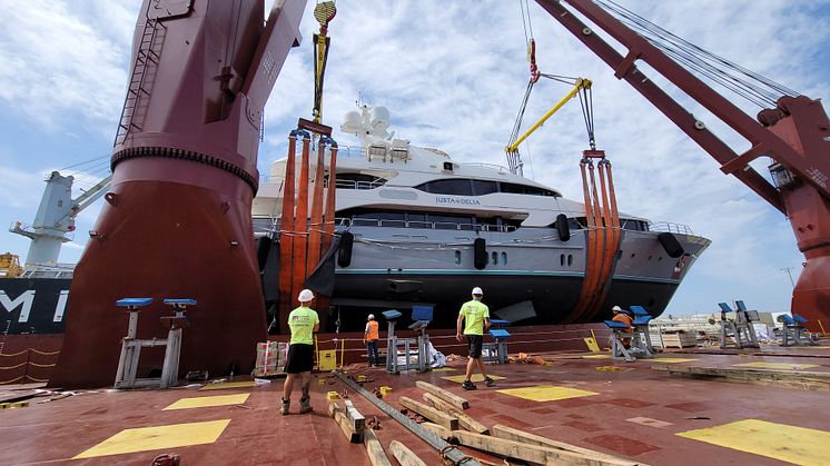 Yacht Stevedore Solutions completing the successful lift of its most complex yacht to date, Benetti 144 Justa Delia.