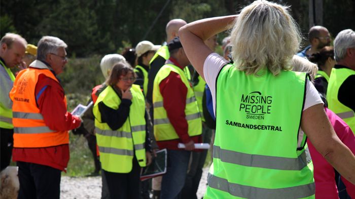 Roswi AB donerar 100 ficklampor till Missing People Sweden