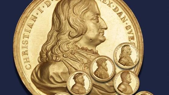 10 guldmedaljer af den oldenborgske kongerække fik et samlet hammerslag på 1,45 mio. kr. på møntauktionen hos Bruun Rasmussen tirsdag eftermiddag.