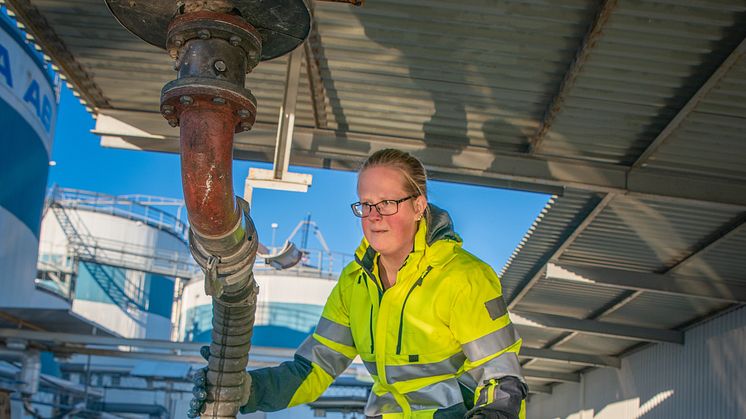 Lastbilsförare Sofia Persson arbetar med att köra petroleumtransporter.