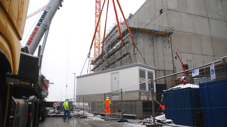 Heavy Metal für Bio-Mehl: Die mittels Autokran angelieferte Trafostation des Bayernwerks wird künftig den Neubau der Antersdorfer Mühle mit Strom versorgen.