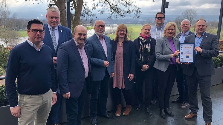 Die Urkunde zur Auszeichnung des Weser-Radwegs als ADFC-Qualitätsradroute mit 4 Sternen ist vom Vorstand des Weserbergland Tourismus e.V. mit großer Freude empfangen worden.