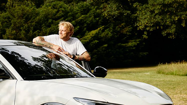 Tv-vært Felix Smith havde inviteret venner og familie til Ford Mustang Mach-E Home Party.