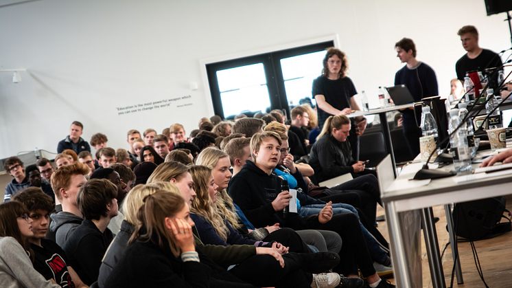 En elev stiller spørgsmål til folketingskandidaterne // Foto: Ulrik Burhøj Jepsen