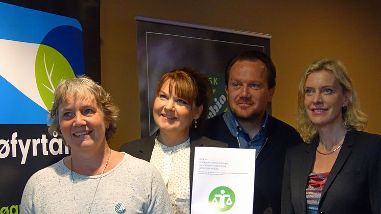 Anita Winsnes (Miljømerking), Marianne Størseth (Fairtrade), Ole Petter Bernhus (Debio) og Ann-Kristin Ytreberg (Miljøfyrtårn) lanserte 30. mai en veileder for bruk av miljømerker og miljøledelse i offentlige anskaffelser. 
