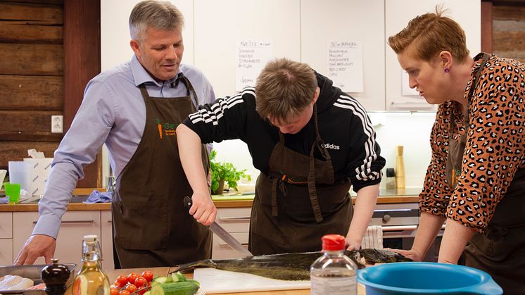 Bjørnar Skjæran fileterer kveite med Øivind (15) fra Vestre Aker og Kine Bekkengen fra Geitmyra. 