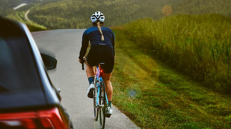 Inbyggd kamera spelar kontinuerligt in dina omgivningar under cykelturen och sparar bildmaterialet ifall en incident upptäcks