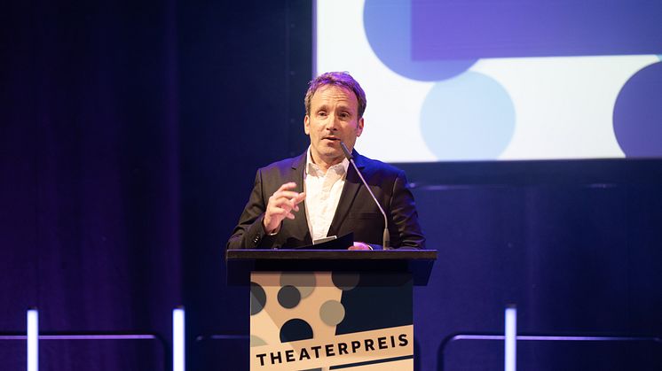 Paul Glaser håller ett inspirerande tacktal efter att ha mottagit det eftertraktade Theaterpreis Hamburg - Rolf Mares 2023 för sin enastående regi. Foto: Steffen Barniak