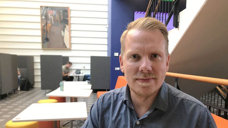 Erik Bergström, forskarstuderande i informationsteknologi, har i sin forskning utvecklat en metod som syftar till att underlätta för organisationer i hur de ska klassificera sin information. Foto: Jönköping university
