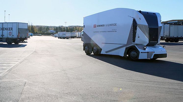 Nu inleds världens första kommersiella installation av självkörande, elektrisk lastbil