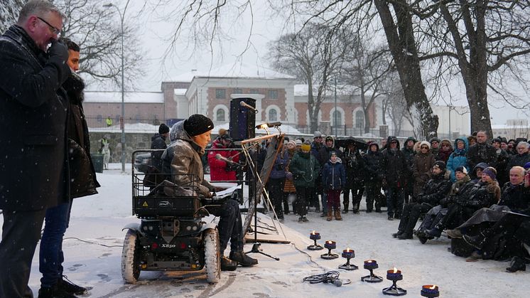 Fra Den internasjonale Holocaustdagen 2019, da John-Arne Moen (t.v.), Nino Danielli Josef og Jan Grue holdt appeller. Foto: Monica Bjermeland / HL-senteret