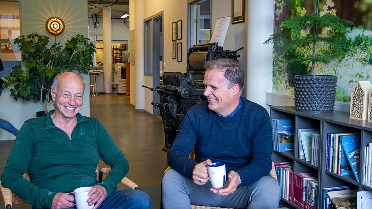 Øyvind Aasgård og Kjetil Moen kjenner hverandre godt, og Øyvind legger ikke skjul på at han er storfornøyd med at Kjetil ønsket å overta den tradisjonsrike bedriften i Molde.