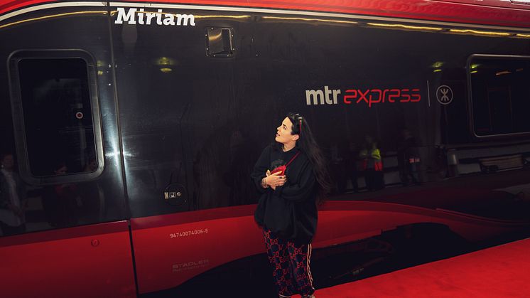 Miriam Bryant framför sitt döpta ”Miriam” MTR Express. Foto: Vanessa Tryde