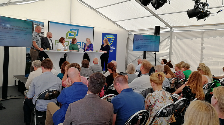 Paneldeltagare f.v: Daniel Bäckström (C), Hans Henkelman, Naznoush Habashian, Camilla Eriksson, Åsa Westlund (S), Beatrice Torgnyson Klemme