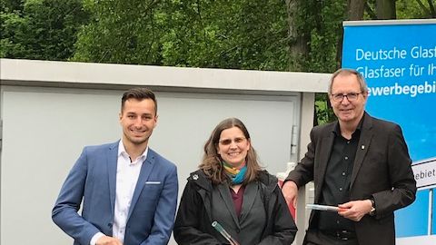 Glasfaser in Rethen: v.l. Max Buckermann (Deutsche Glasfaser), Sabrina Deharde (Wirtschaftsförderung Stadt Laatzen), Jürgen Köhne (Bürgermeister Stadt Laatzen). (DG)