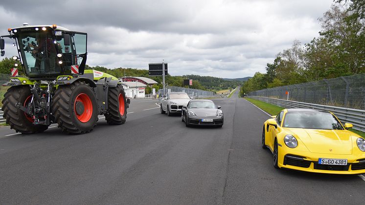 Right before the starting signal: the editorial team of auto motor und sport professionally get into position with sufficient horsepower for shooting the fast lap.