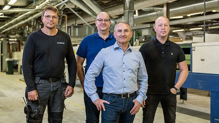 Per-Inge Smedberg, Drazen Andrijevic, Musa Özel och Pierre Käll leder arbetet med att effektivisera Modexas produktionsanläggning i Västerås.