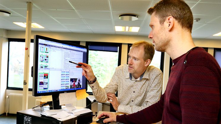 Folketidende News Editor David Arnholm (left) and Editorial Secretary Jakob Paulsen working in the Roxen system. Photo: Claus Hansen