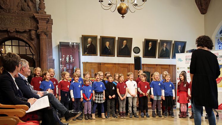 Ein Kinderchor der Lessing-Grundschule stimmt im Alten Rathaus auf das Deutsche Chorfest ein