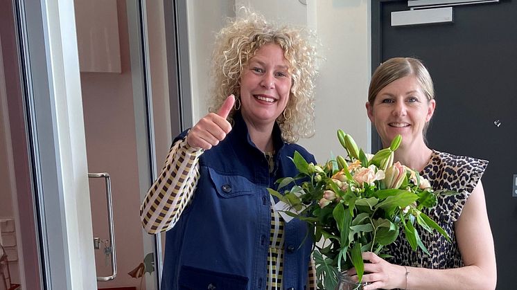 Malin Eriksson och Johanna Flodell fick blommor i samband med den lyckade säljstarten