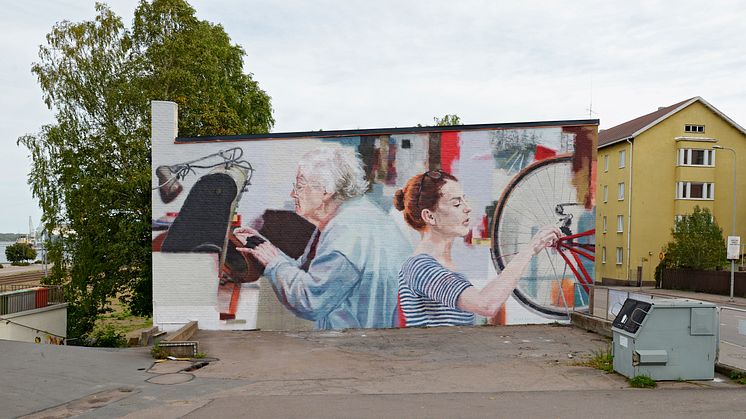 Helen Burin loistelias teos ikuistui Kotkan Nelosteatterin seinään UPEA18-taidefestivaalin myötä. Kuva: Linda Varoma.