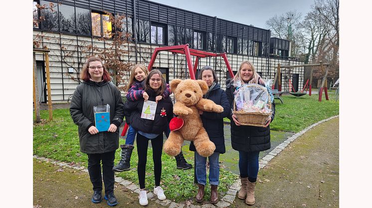 Spendenübergabe im Garten des Kinderhospizes Bärenherz. 