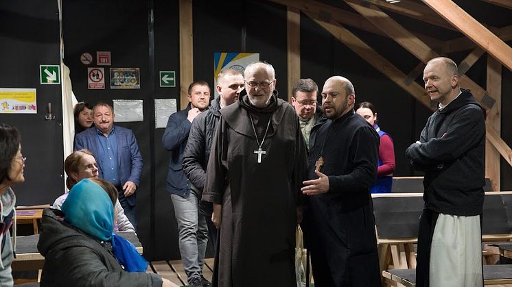 Kardinalen besöker resurscenter för krigsoffer i Makariv