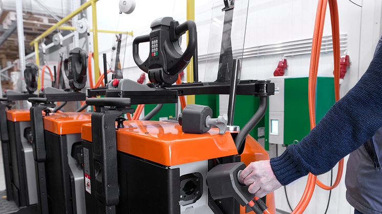 Ny energi – Toyota Material Handling presenterar sitt unika och utökade utbud av li-jon-batterier  
