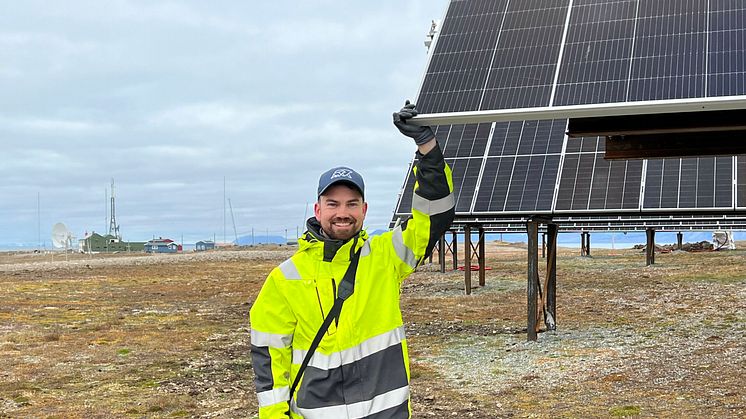 Mons Ole Sellevold, Store Norske, er prosjektleder ved energipiloten på Isfjord Radio