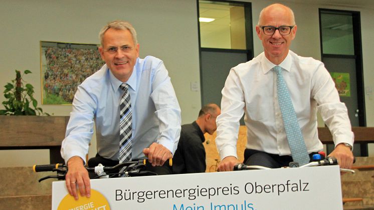 Christoph Henzel, Leiter Kommunalmanagement, und Regierungsvizepräsident Walter Jonas (r.) haben zur Teilnahme am Bürgerenergiepreis Oberpfalz 2016 aufgerufen.