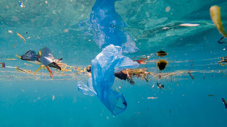 Vem vill bada bland plastpåsar, godispapper och fimpar?