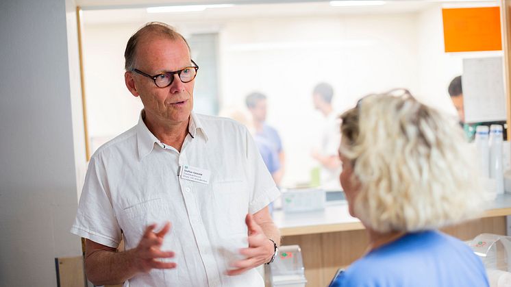 - Det är viktigt att ha en kontinuerlig dialog med medarbetarna på akuten, så att vi tillsammans kan ta hand om inkommande patienter på bästa sätt, säger Staffan Gröndal. Här i samtal med Malin Hellgren, sektionschef på akuten.