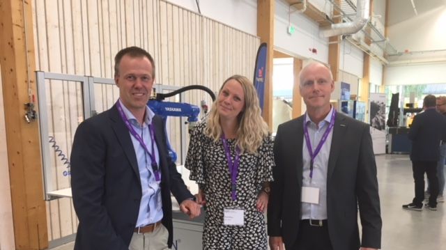 Fr.vänster: Andreas Ulvagården, Volvo CE, Maja Karlberg, verksamhetsansvarig för Epic samt Niklas Richardsson, försäljningschef robotsystem på Yaskawa Nordic.