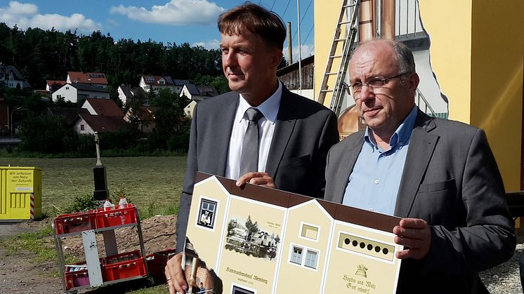 Martin Hanner vom Bayernwerk und Bürgermeister Georg Butz präsentieren den "Hopfentransformator".