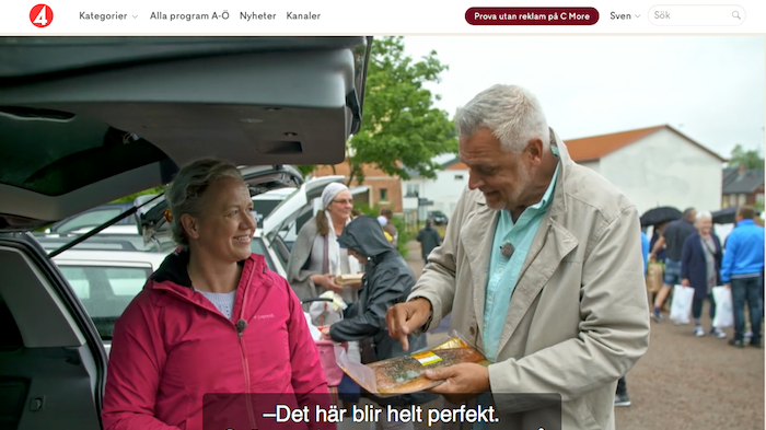 Anne-Sofie Carlsson säljer lax från Hägernäs Rökeri till Ernst Kirchsteiger - bild ur TV4-programmet Sommar med Ernst.