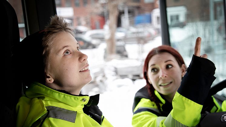 Malin Falk, lärare på Yrkesplugget i Bromma instruerar transporteleven Linnea Kjellström. Foto: Emanuel Hendal