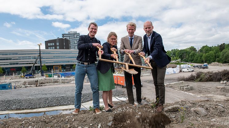 SKB satte spaden i marken för 152 kooperativa hyresrätter i Kista. Från vänster fastighetsutvecklingschef Johan Jarding, vd Ingrid Gyllfors, ordföranden i Rinkeby-Kista stadsdelsnämnd Ole-Jörgen Persson och Johan Edlund, vd i TL Bygg. Foto: baraBild