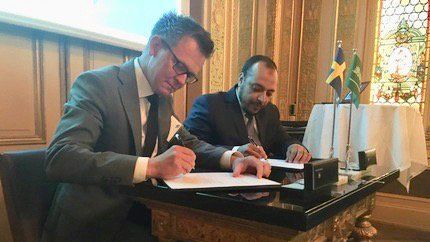 Mikael Rosén från Skåne Care och Dr. Omar undertecknar avtalet som ska utvecka saudisk vård.