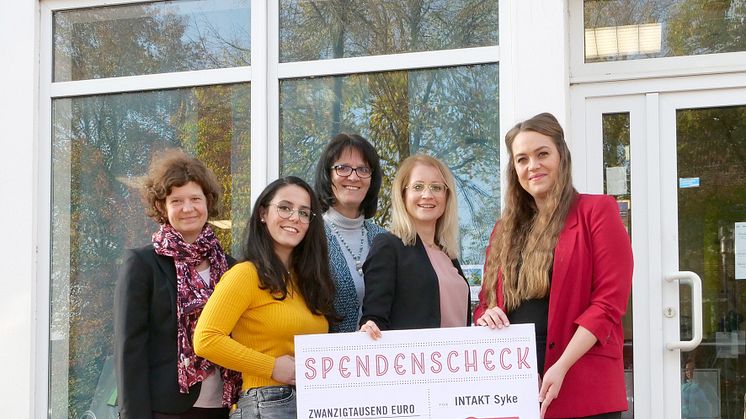 (v.l.n.r.) Claudia Letzner (Berufliche Schule Elmshorn), Gülhan Yanar (Mitglied Teamcup-Siegerteam), Manuela Wiese (INTAKT Syke), Andrea Belegante (Bundesverband der Systemgastronomie) und Samanta Dörfler (L'Osteria) ©Jörg-Henry Eickhorst