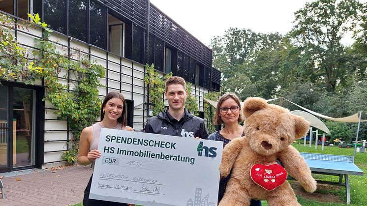 Lena Ortwein und Christian Sporbert, beide HS Immobilienberatung, übergeben Anke Voigt, Bärenherz, den Spendenscheck